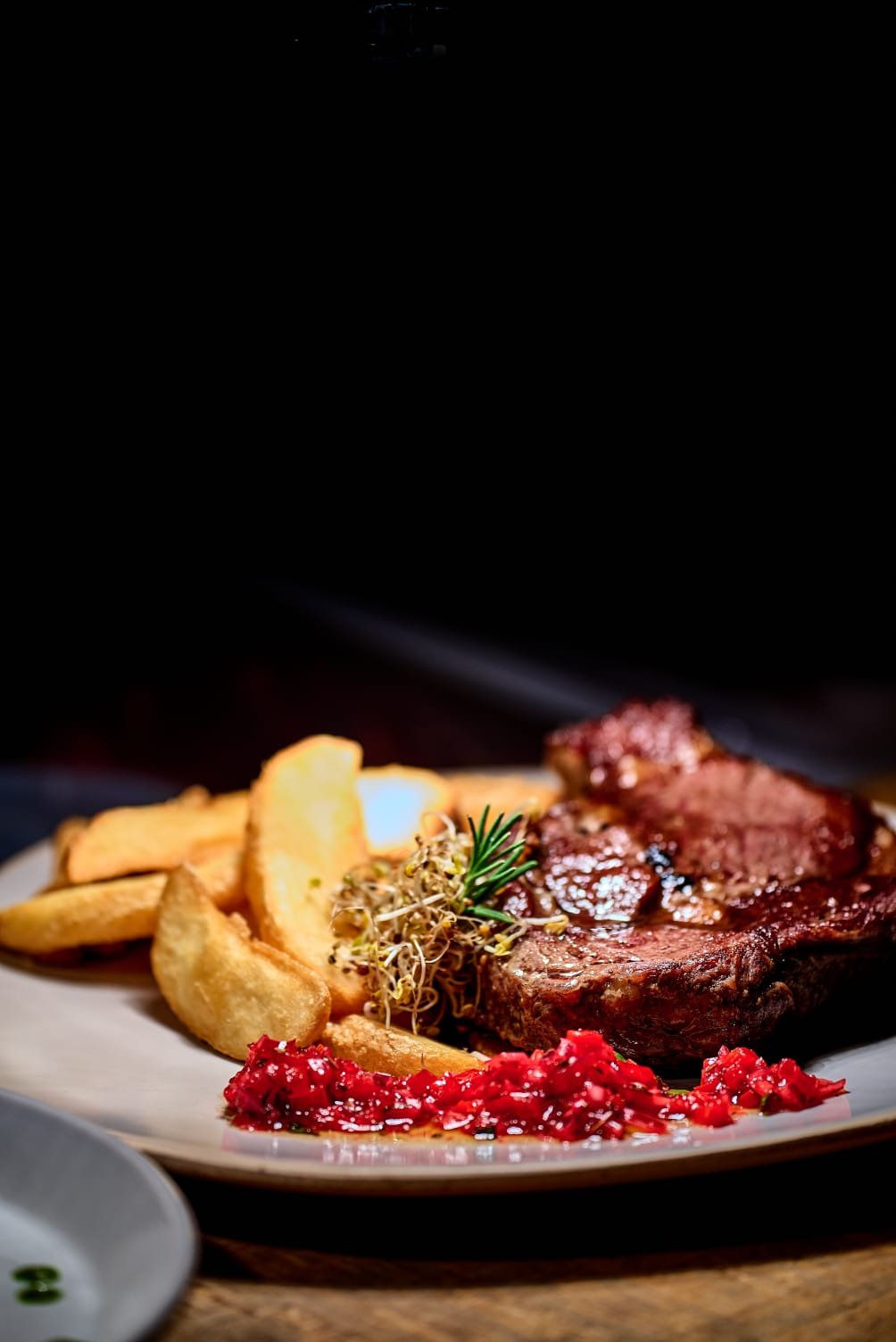 Plato de carne de Aura con papas y frutos rojos