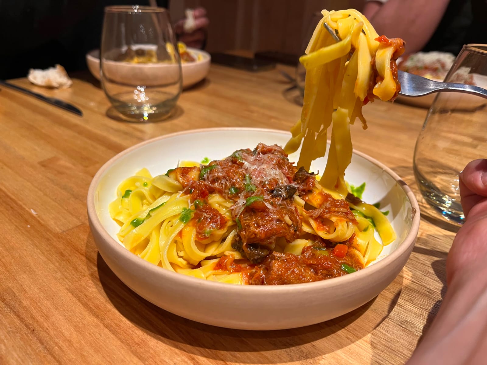 Pasta de Aura servida en la mesa